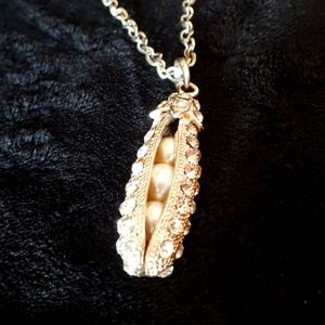 🇨🇦2/$25 Vintage Unique Peas in a pod  necklace